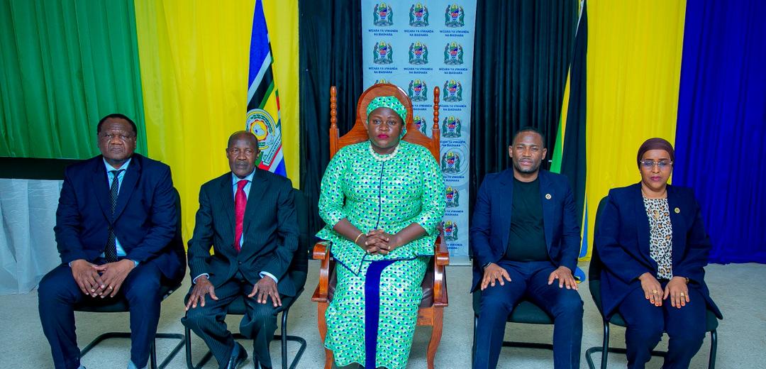 Waziri wa Viwanda na Biashara Mhe. Judith Kapinga (katikati) ametembelea Shirika la Utafiti na maendeleo  Viwanda (TIRDO)