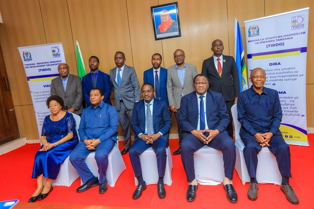 Katibu Mkuu Wizara ya Viwanda na Biashara Balozi Waziri Salum (katikati), kwenye picha ya pamoja na Baraza na Menejimenti ya TIRDO