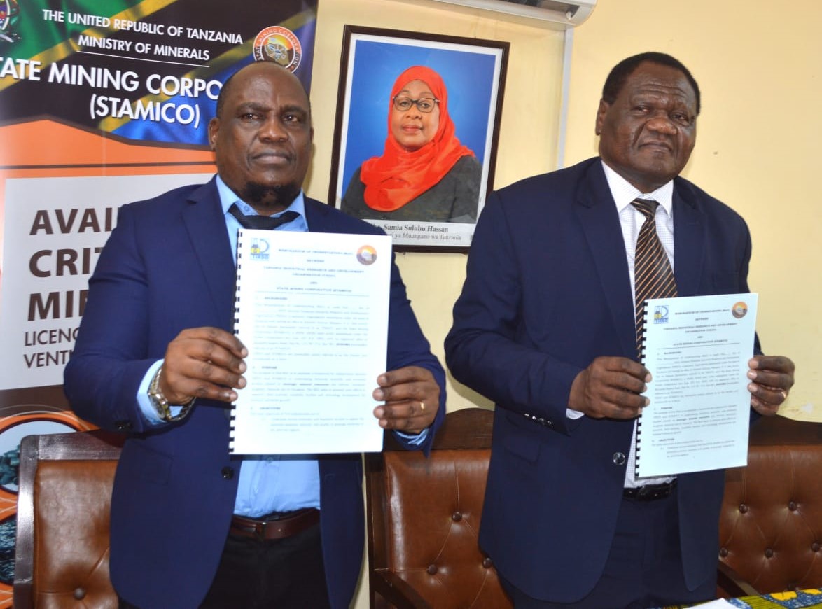 Mkurugenzi Mkuu wa TIRDO Prof. Mkumbukwa M. Mtambo (kulia) katika hafla ya kusaini makubaliano ya kufanya utafiti wa madini ya kimkakati nchini, iliyofanyika mjini Morogoro.