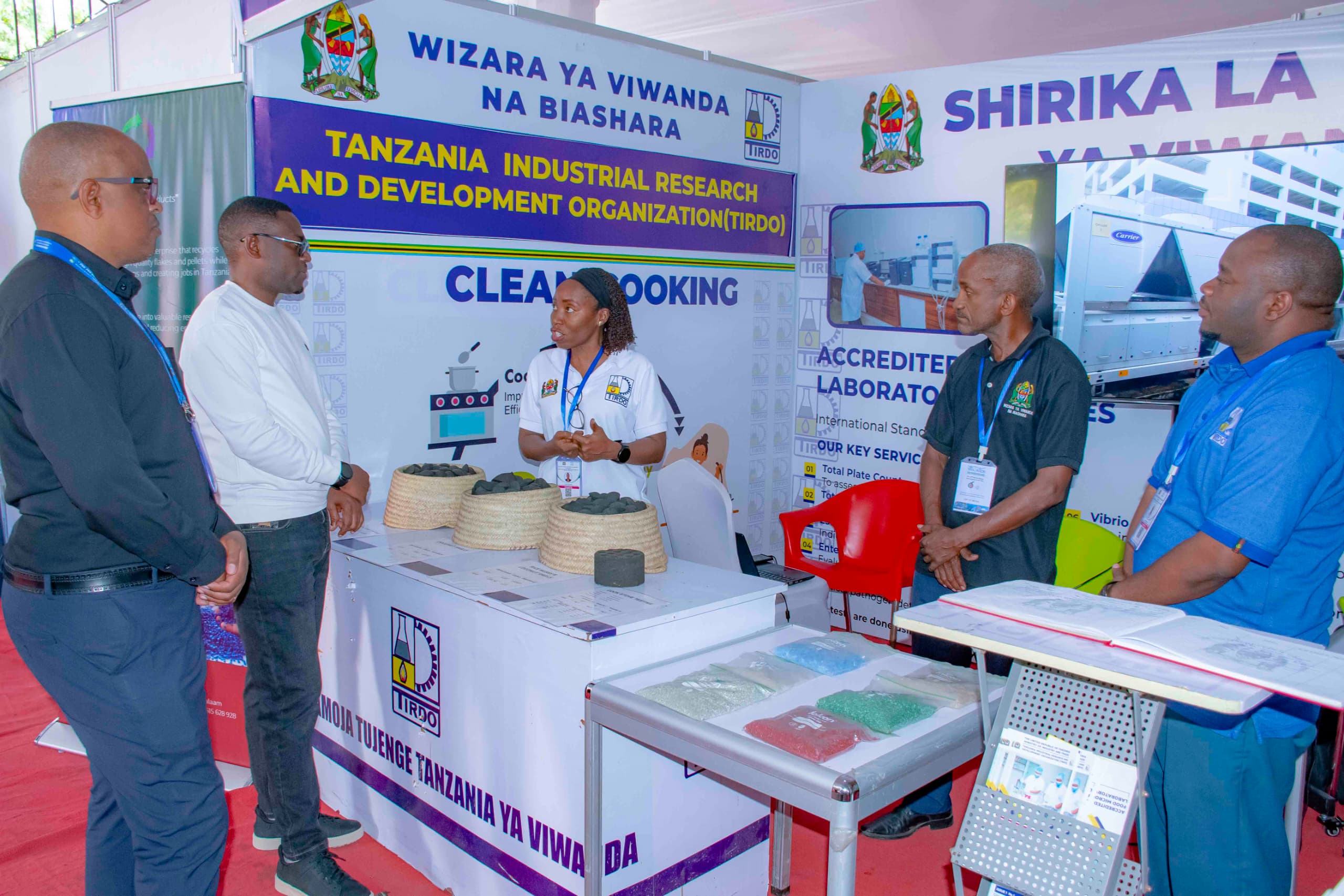 Naibu Katibu Mkuu Wizara ya Viwanda na Biashara Dkt. Suleiman Serera (kushoto) ametembelea banda la TIRDO kwenye maonyesho ya 49th DITF 2025