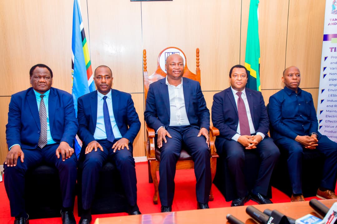 Naibu Waziri wa Viwanda na Biashara Mhe.Dennis Londo (katikati) kwenye picha ya pamoja na Kaimu mwenyekiti wa Baraza Dkt. Abdulla R. Abdulla(wa pili kulia) na viongozi wengine katika ziara yake TIRDO. 